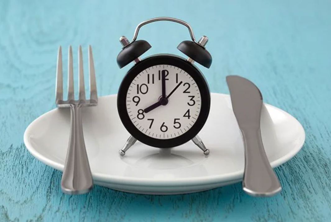 intermittent_fasting_clock_with_plate_and_knife_and_fork