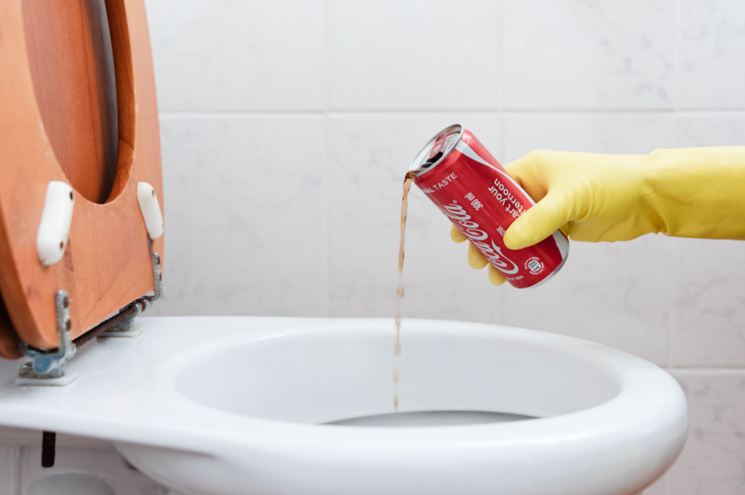 coke_hacks_cleaning_toilet_with_coke